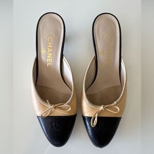 Chanel Black Leather Beige CC Logo Mules Kitten Heels EU 37.5 US 7.5 Y2K Vintage